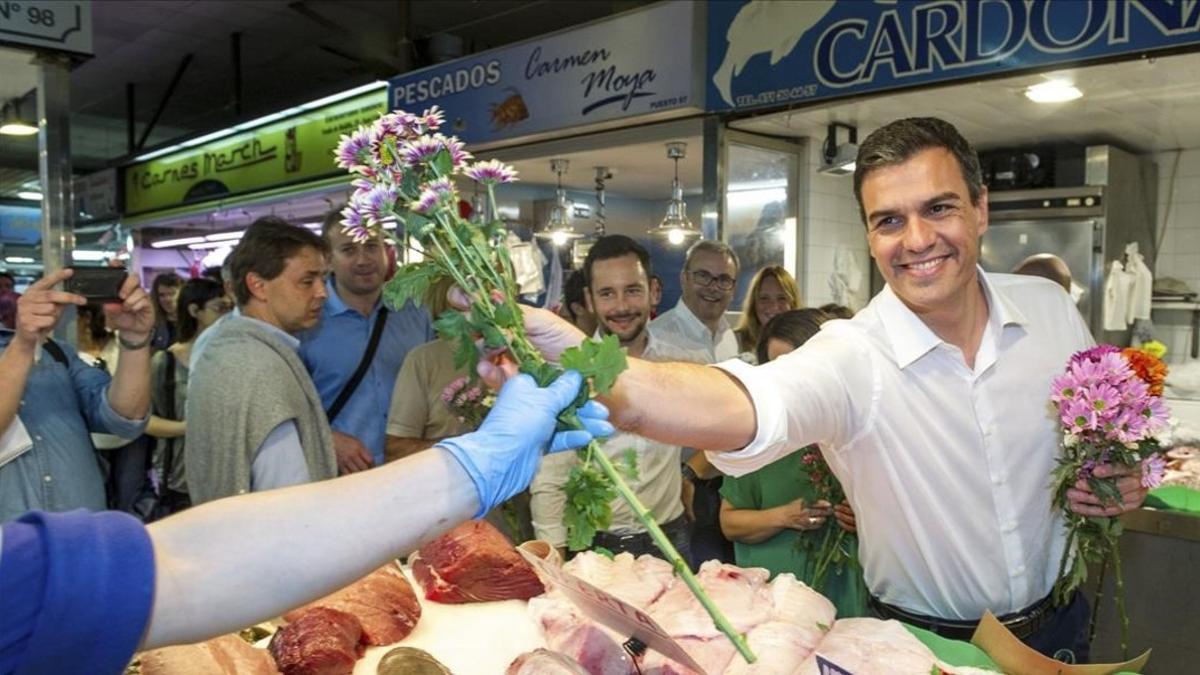 Pedro Sánchez, de precampaña en un mercado de Ibiza.
