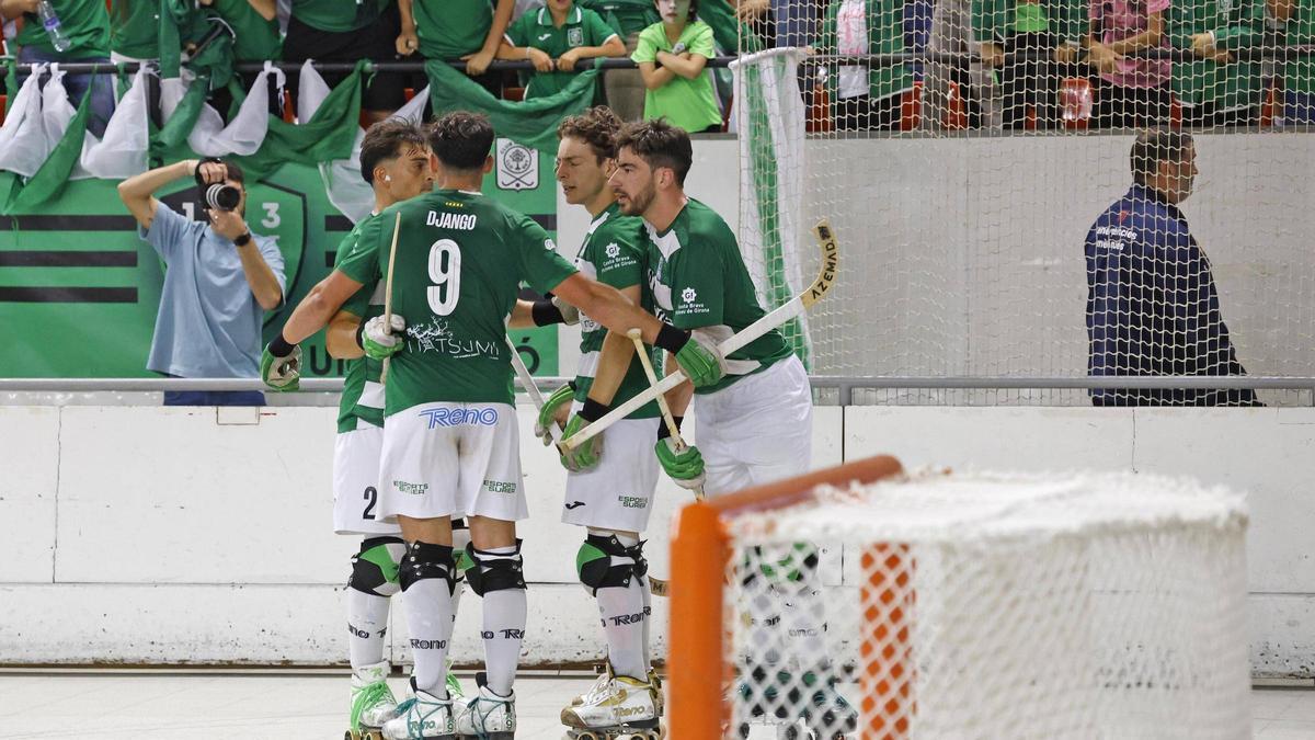 Els jugadors del Lloret celebren un gol en la darrera jornada durant el partit decisiu contra el Mataró