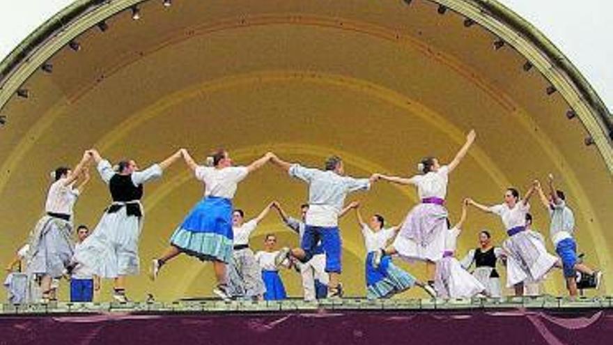 El Casal Cultural Dansaires Manresans actua a les festes de Sant Bernabé a Logronyo