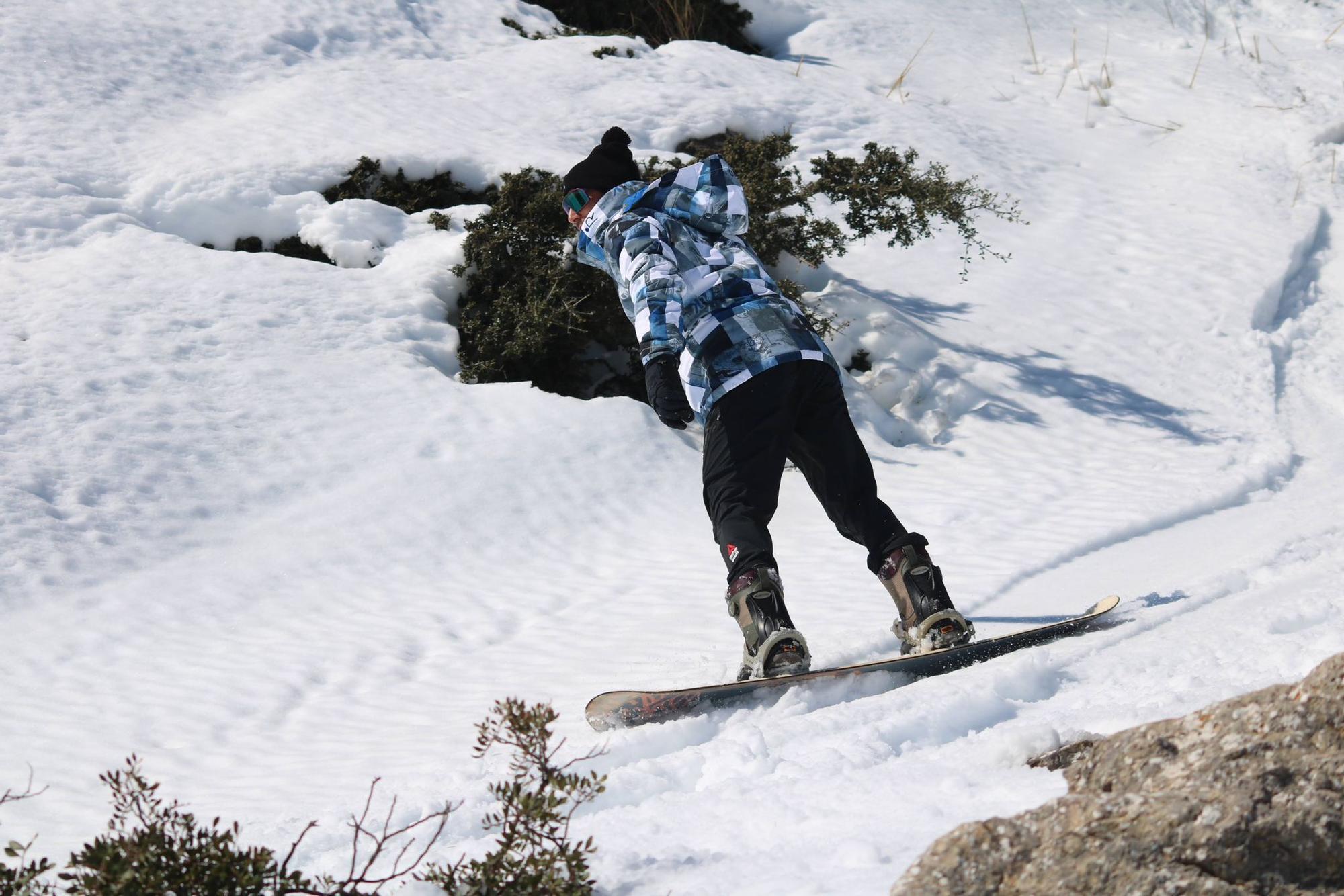 FOTOS | Dos mallorquines practican snowboard en el Puig Tomir