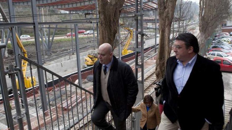 Juan Vega, a la izquierda, junto a José Antonio Martínez, en la visita realizada ayer a las obras de la estación de Sama.