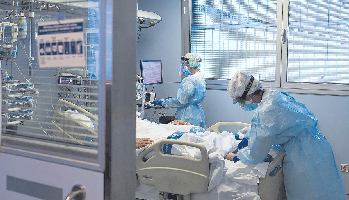 Personal sanitario atiende a un paciente de coronavirus.