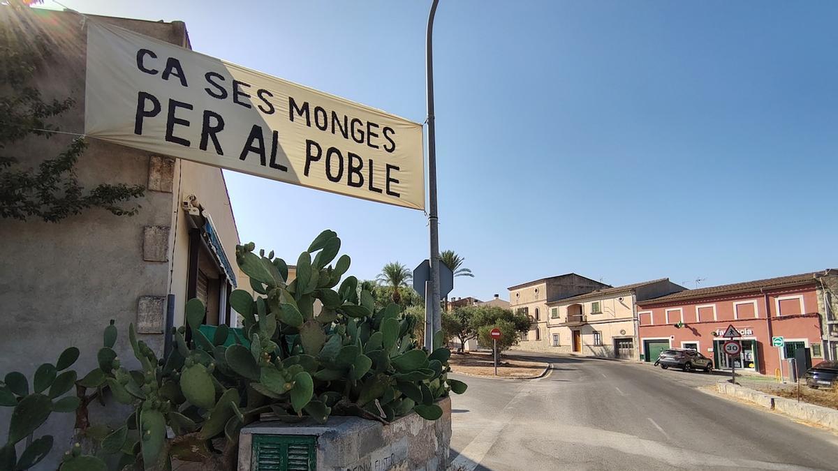 Pancarta en Son Macià.