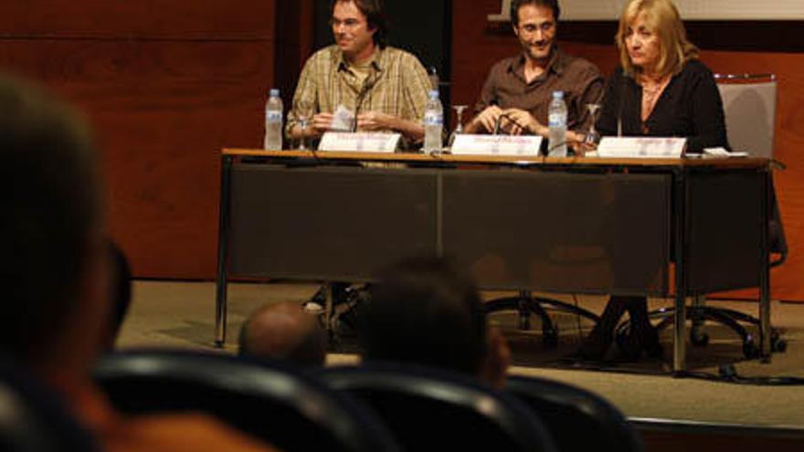 David Mauas, entre Vicente Valero y Fanny Tur, en la presentación del documental.