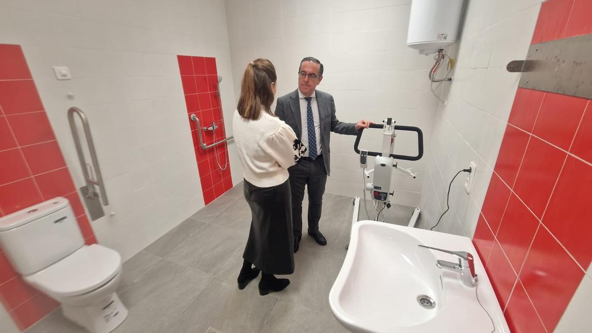 El delegado territorial, Miguel Briones, acompañado de la jefa del Servicio de Planificación Docente, Eva Sánchez, en la visita de uno de los centros