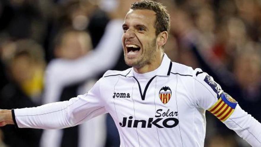 El delantero del Valencia Roberto Soldado celebra el gol ante la Real Sociedad.