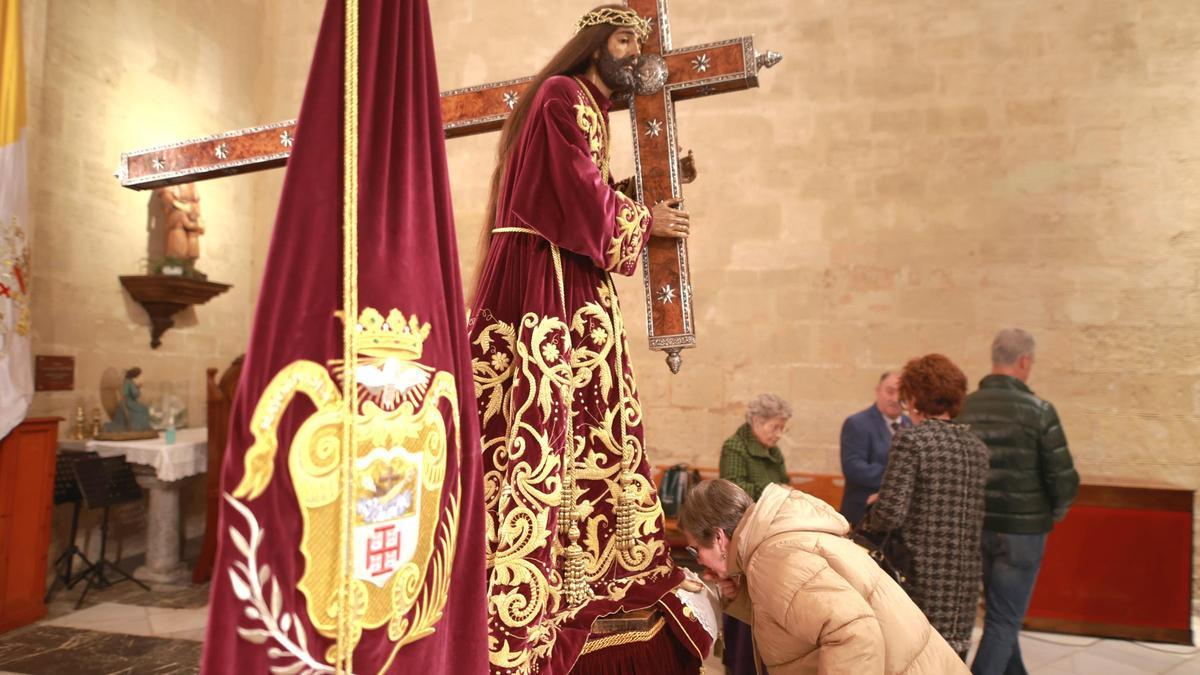 Besapié multitudinario a Nuestro Padre Jesús en Santas Justa y Rufina de Orihuela pese a la lluvia