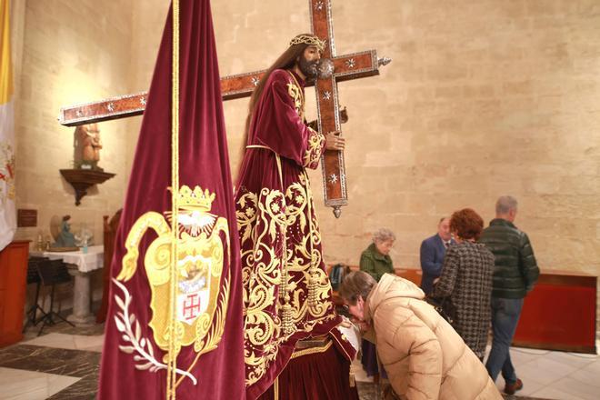 Besapié multitudinario a Nuestro Padre Jesús en Santas Justa y Rufina de Orihuela pese a la lluvia