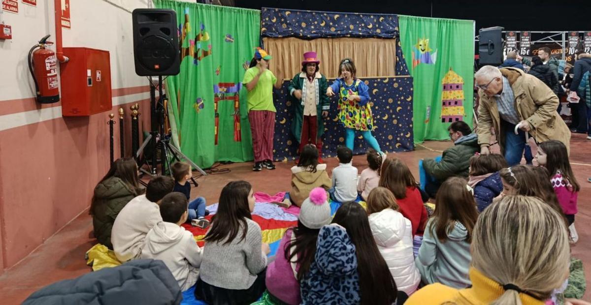 Durante las fiestas navideñas hubo teatro y juegos para los más pequeños.  | SERVICIO ESPECIAL