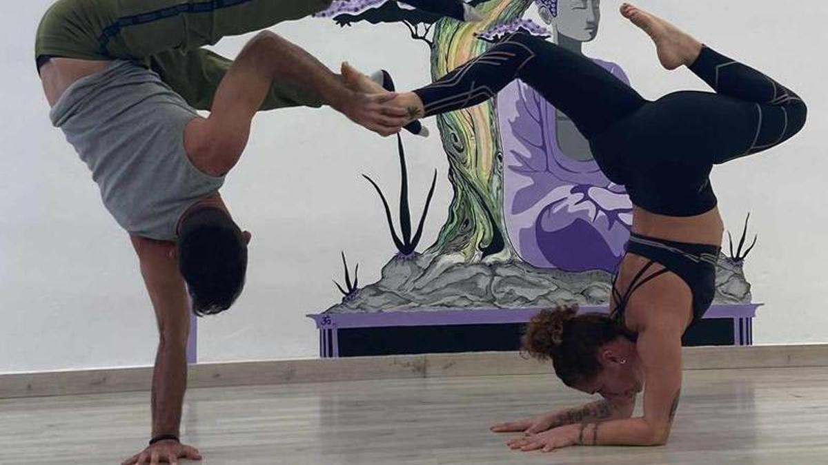 Garallar y Rosa Cayarga, en una invertida de yoga.