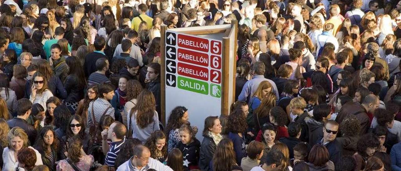 Participantes en una oposición de enfermeros en Gijón, en diciembre de 2013.