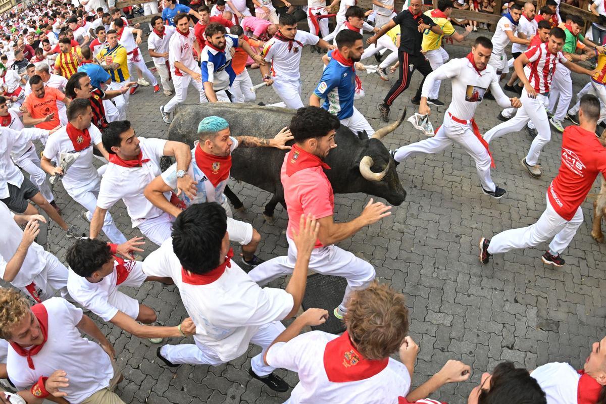 Los toros de José Escolar protagonizan un veloz y atropellado quinto encierro de los Sanfermines.