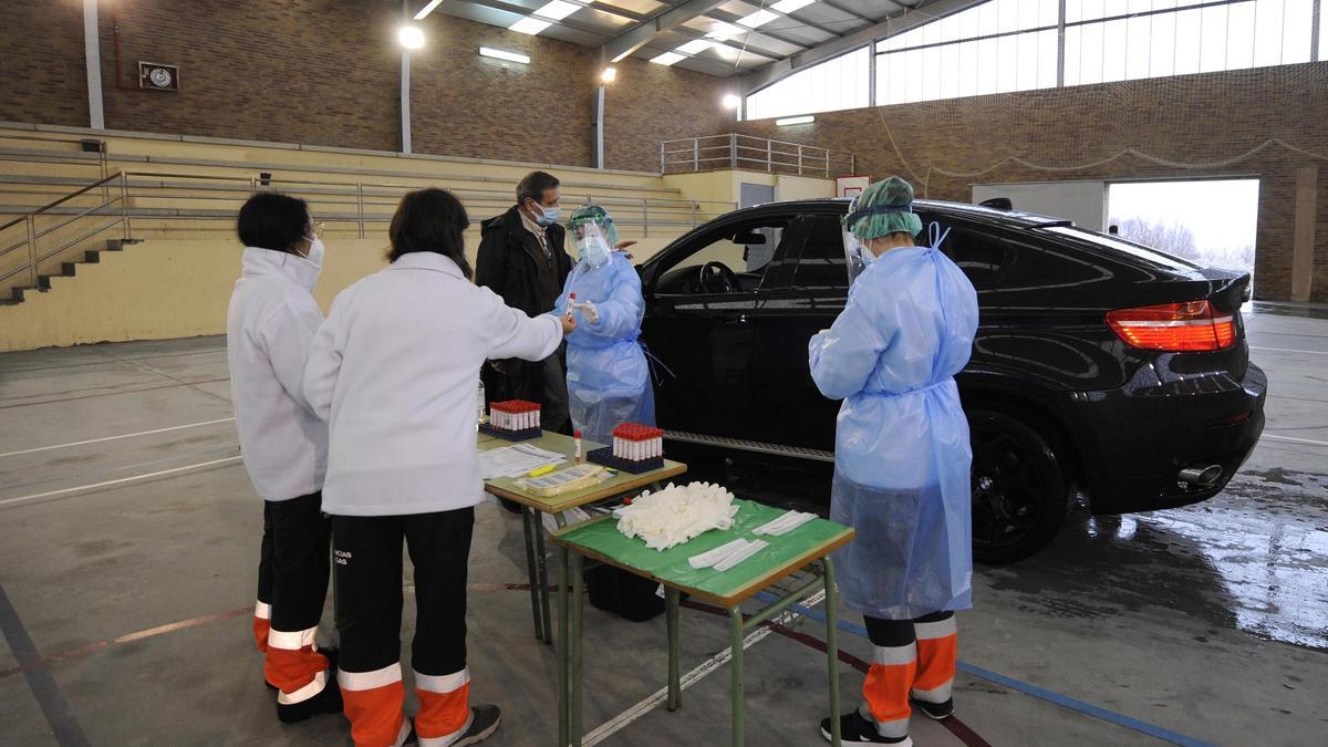 Profesionales del Sergas, el jueves, tomando muestras a vecinos de Forcarei en el cribado de Soutelo.