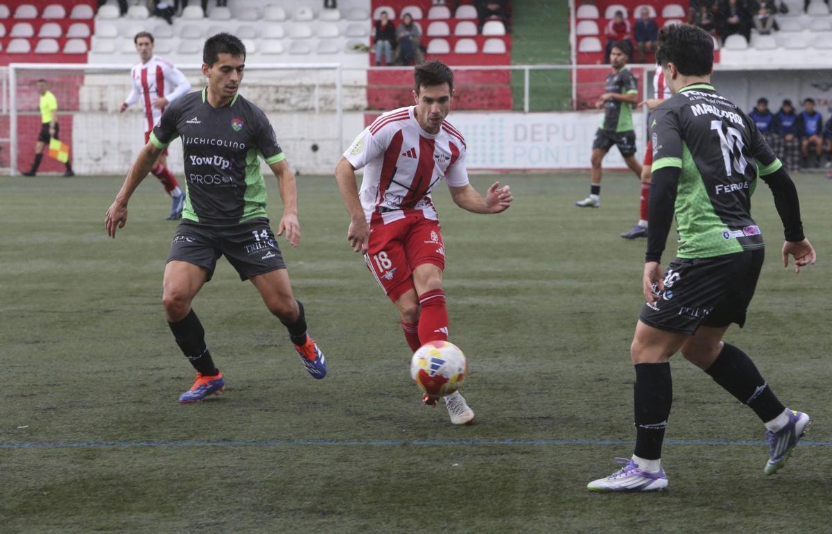 Aitor Aspas, del Alondras, durante un partido del Alondras en el campo de O Morrazo | Santos Álvarez