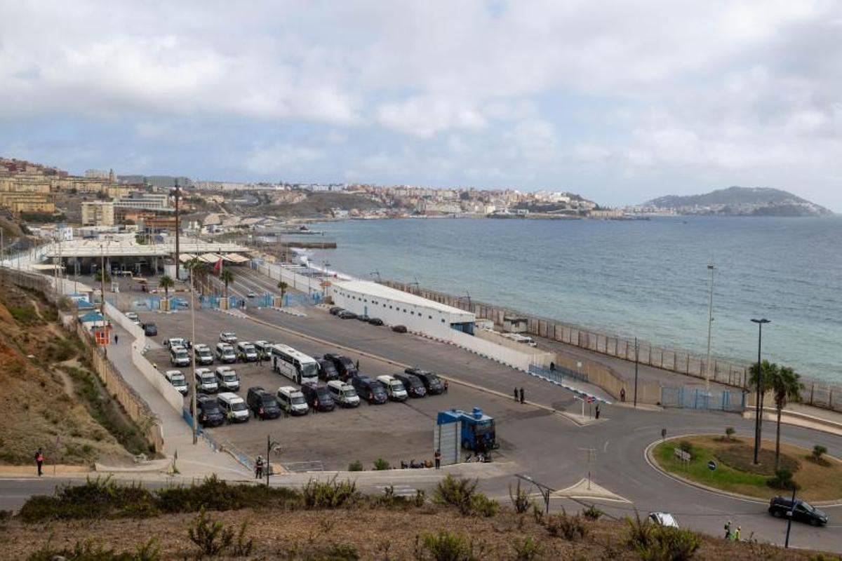 Furgones policiales y militares, desplegados en la frontera de Castillejos con Ceuta en la mañana del 30 de spetiembre.JPG