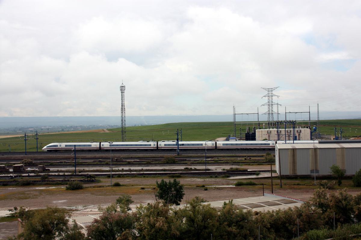 Un tren AVE aturat a la zona de Montagut, al municipi d'Alcarràs