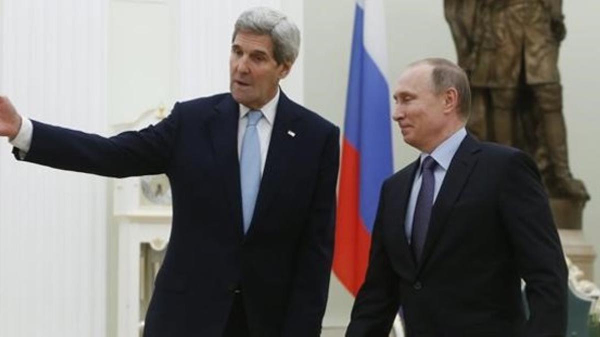 Kerry presenta a los miembros de su equipo al presidente Putin, en el Kremlin, este martes.