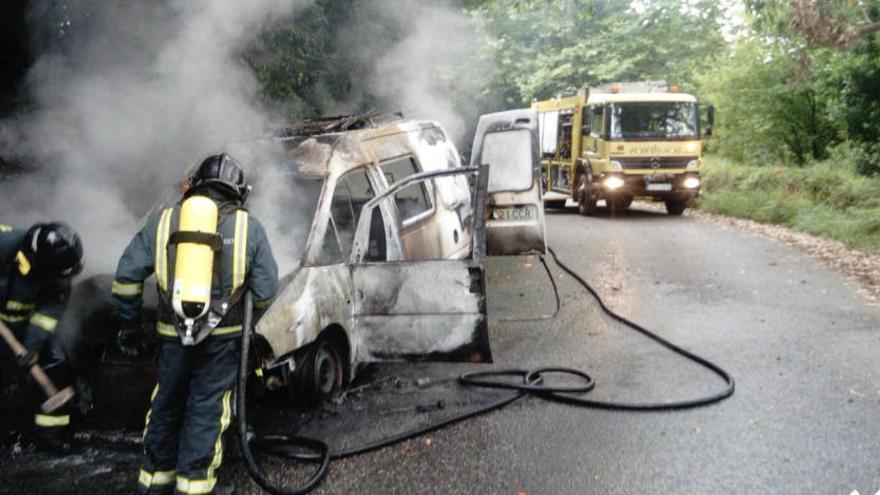 Sofocan un incendio en una furgoneta en Llanera