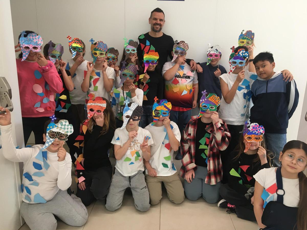 Alumnes del CEIP Les Arts de València disfressats de trencadís junt amb el seu mestre, Dídac Botella.