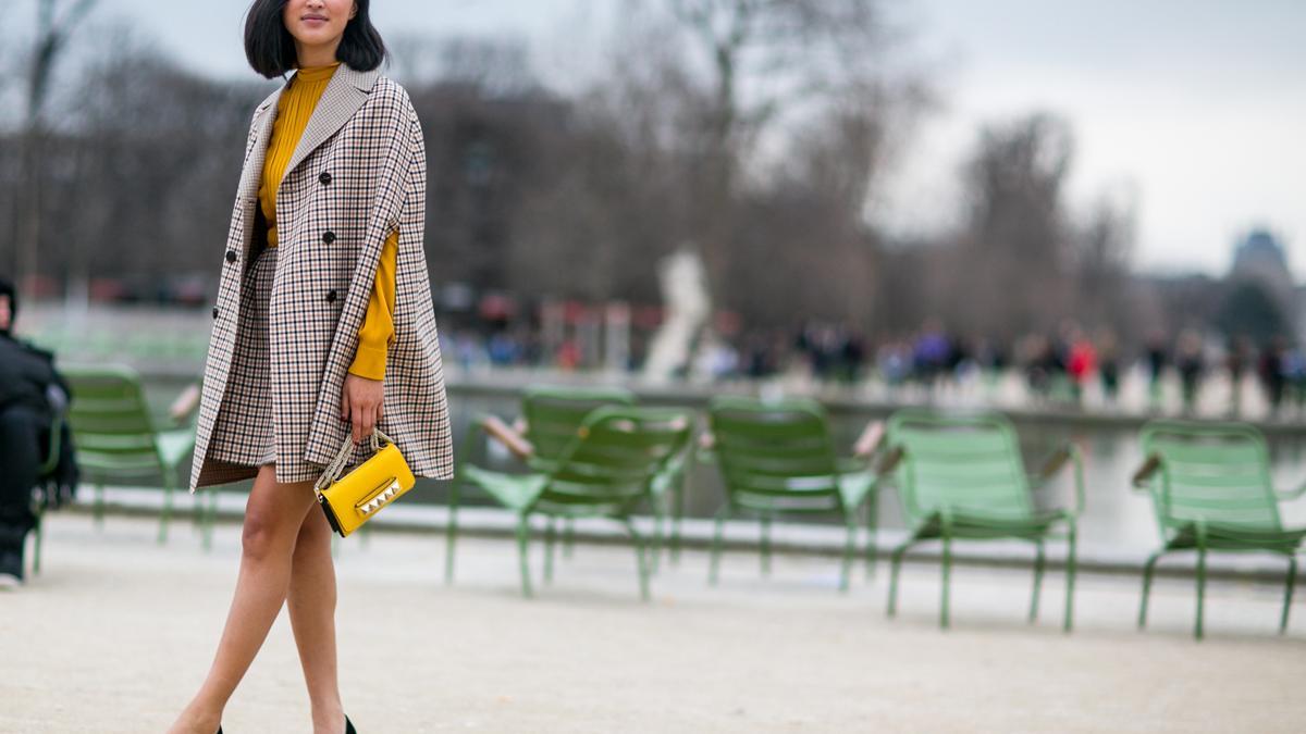 Street style en París O como llevar la capa como parte de un traje de chaqueta, con zapato plano y blusa femenina.