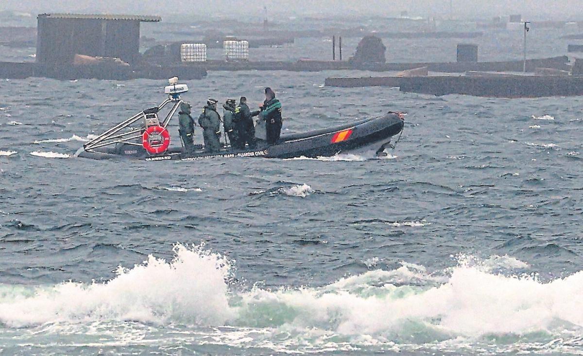 Efectivos de los GEAS en el lugar donde se habría hundido el bateeiro en la noche del pasado martes