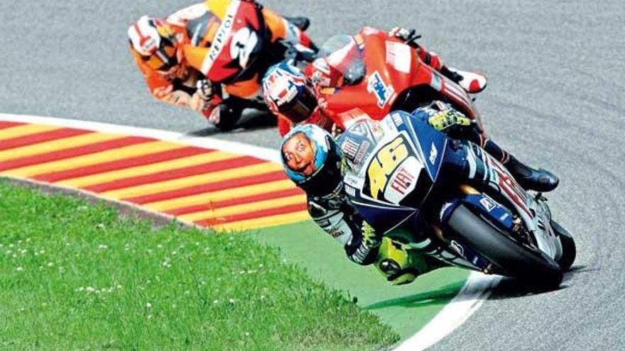 Valentino Rossi, por delante de Stoner y Pedrosa durante una carrera del pasado campeonato