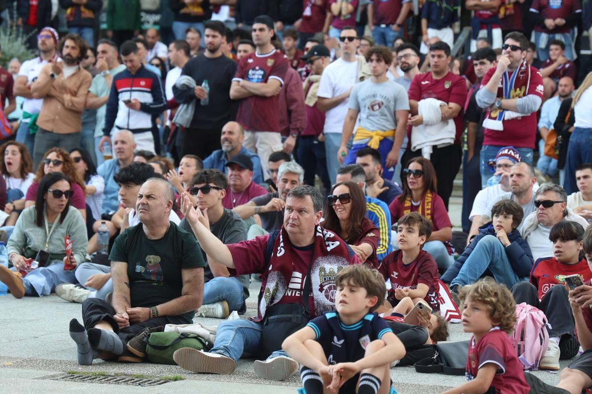 Aficionados del Pontevedra CF siguen el partido contra el Tenerife por pantalla gigante delante de la Diputación Provincial