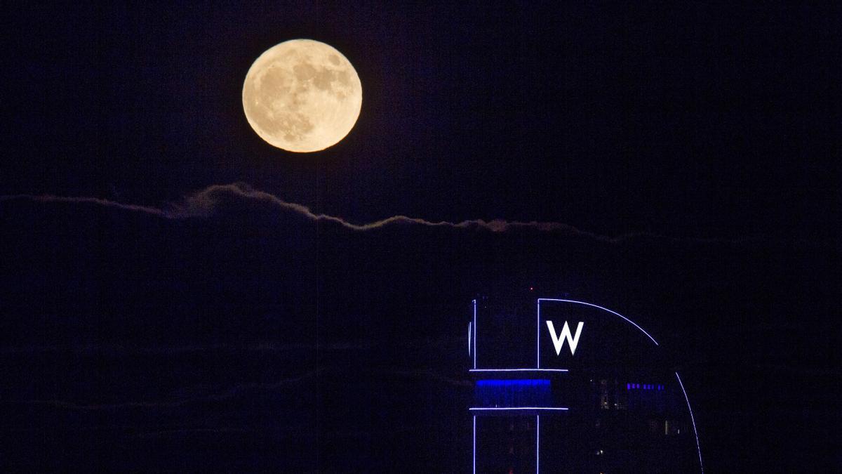 Luna llena sobre el hotel W.