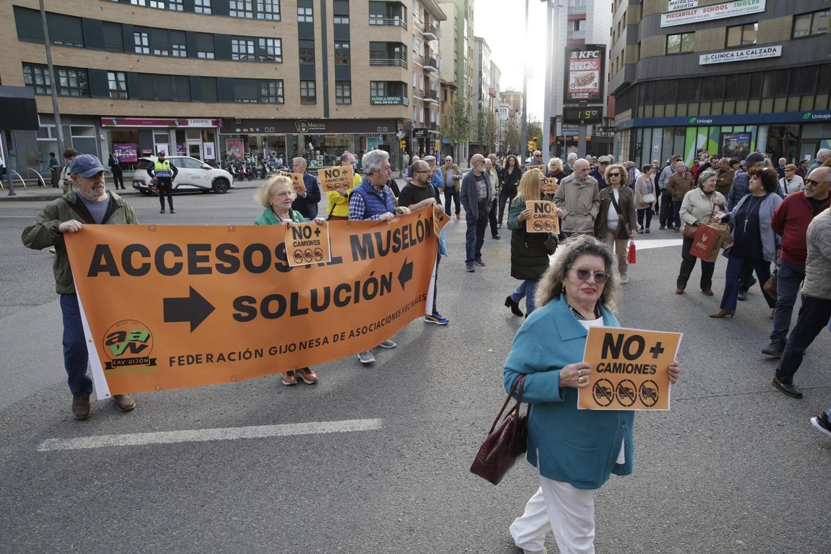 Nueva protesta vecinal en La Calzada contra el tráfico pesado (en imágenes)
