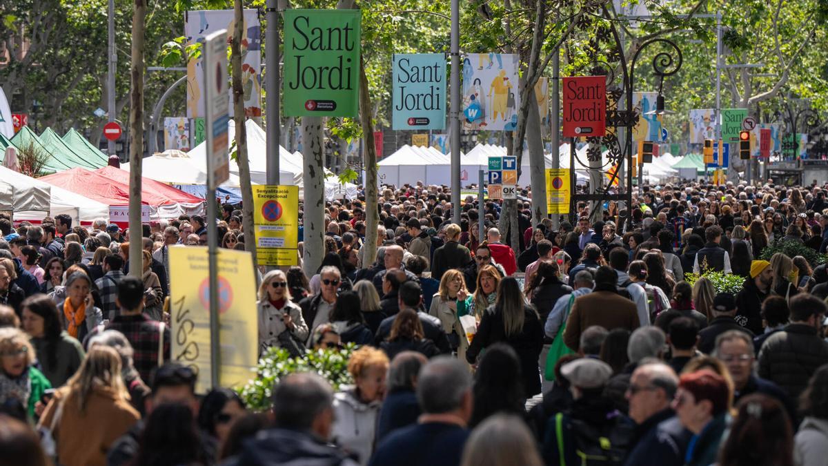 Ambiente en Paseo de Gràcia de Barcelona en el día de Sant Jordi