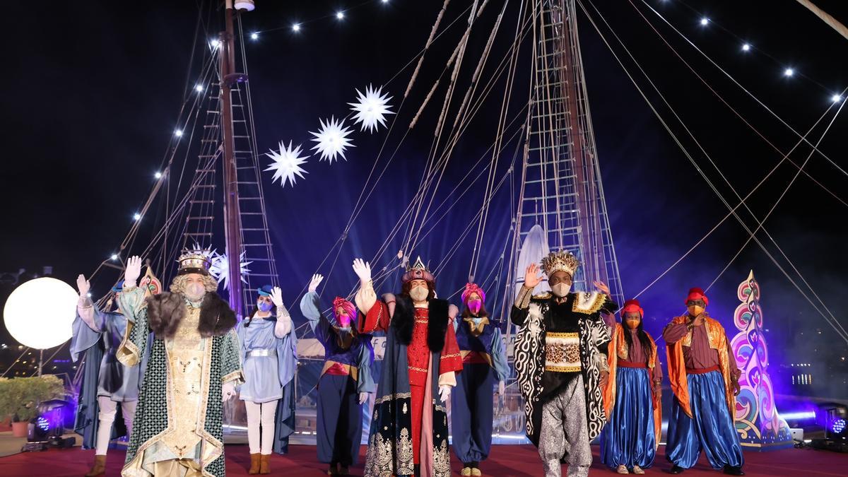 BALEARES.-Los Reyes Magos llegan en barco a Palma y protagonizan un recorrido sin público y televisado para evitar aglomeraciones