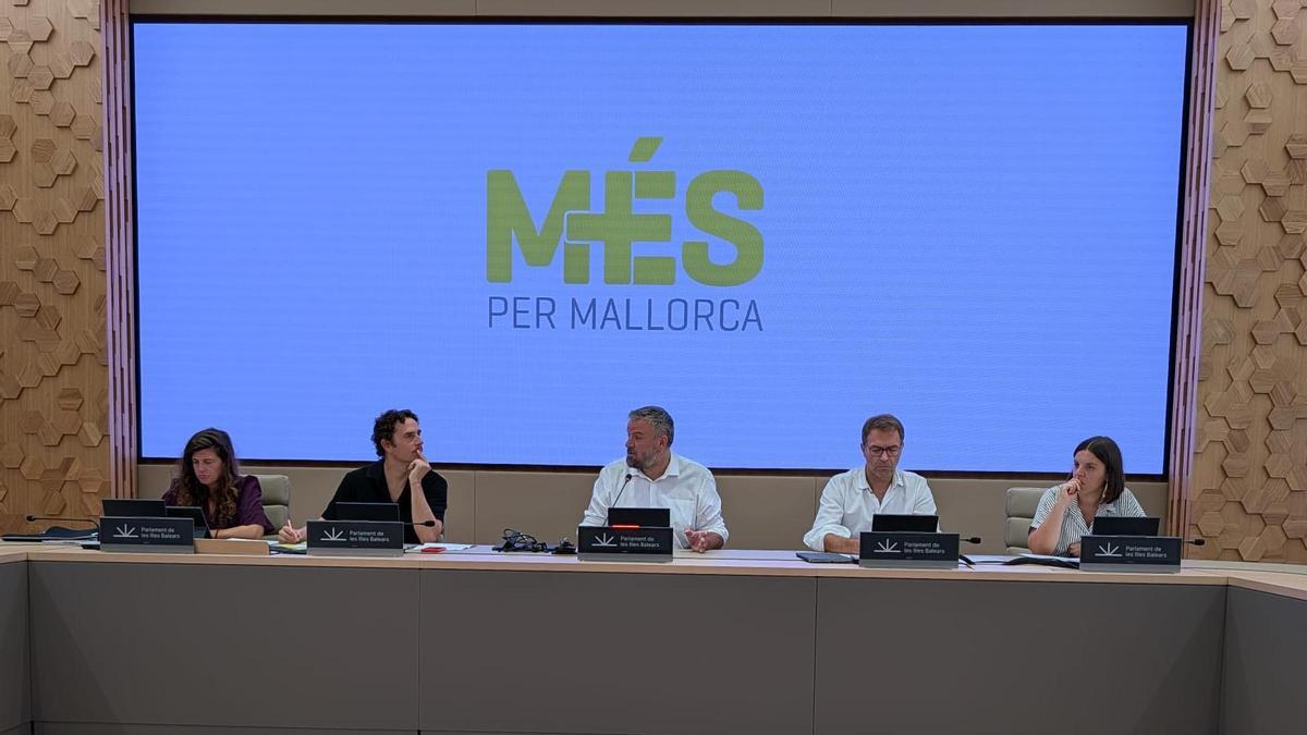 Imagen de la reunión de Més esta mañana en el Parlament.