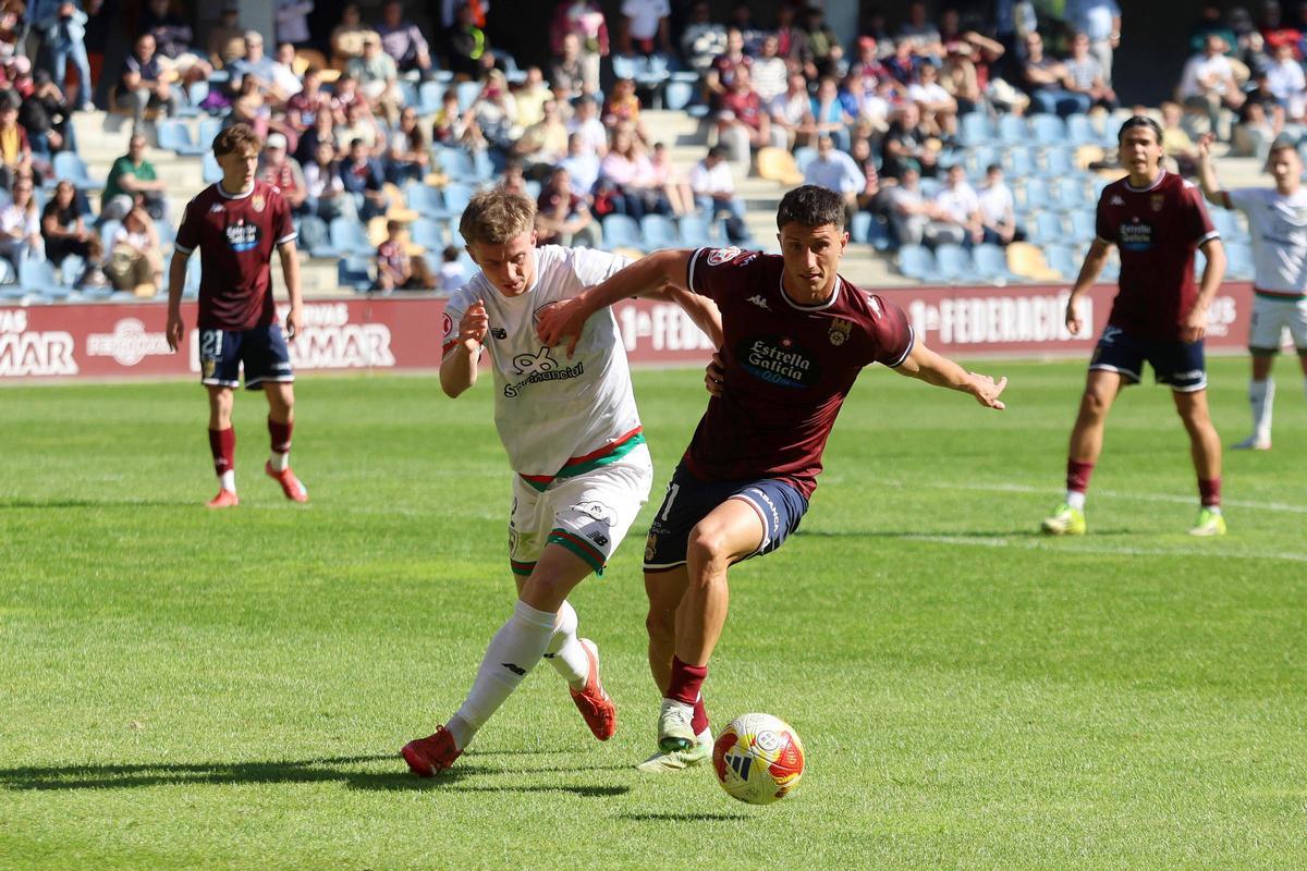 Miguel Cuesta ante el Barakaldo