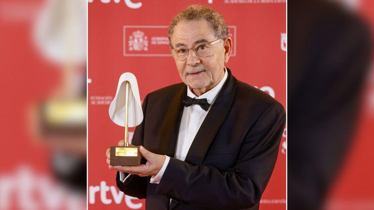 Roberto Verino posa con el Premio de Honor de la Academia de la Moda