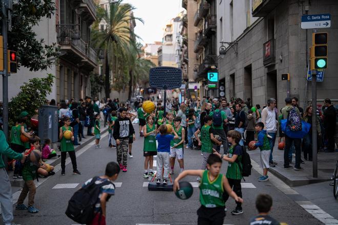 La escuela Vedruna corta Gran de Gràcia para rechazar la pérdida de horas de uso de una pista de básquet