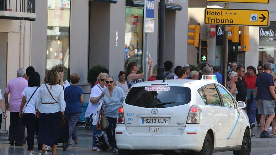 Un taxista recoge a pasajeros en el Centro.