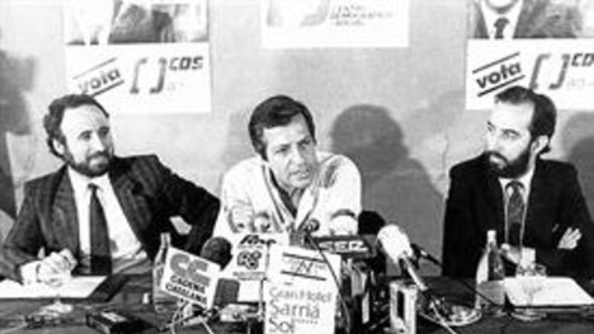 En campaña 8 Suárez, en una rueda de prensa, en 1986.