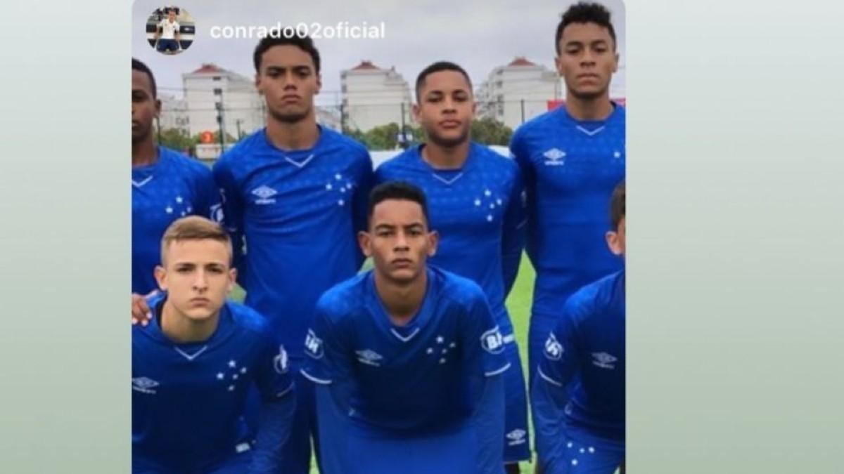 Vitor Roque, en la imagen, junto al hijo de Ronaldinho