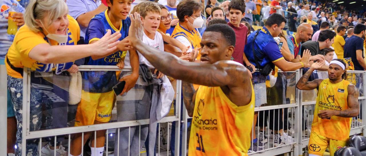 Dylan Ennis y Andrew Albicy reciben el cariño de la afición amarilla al término del choque ante el Barça del pasado domingo en el Arena.