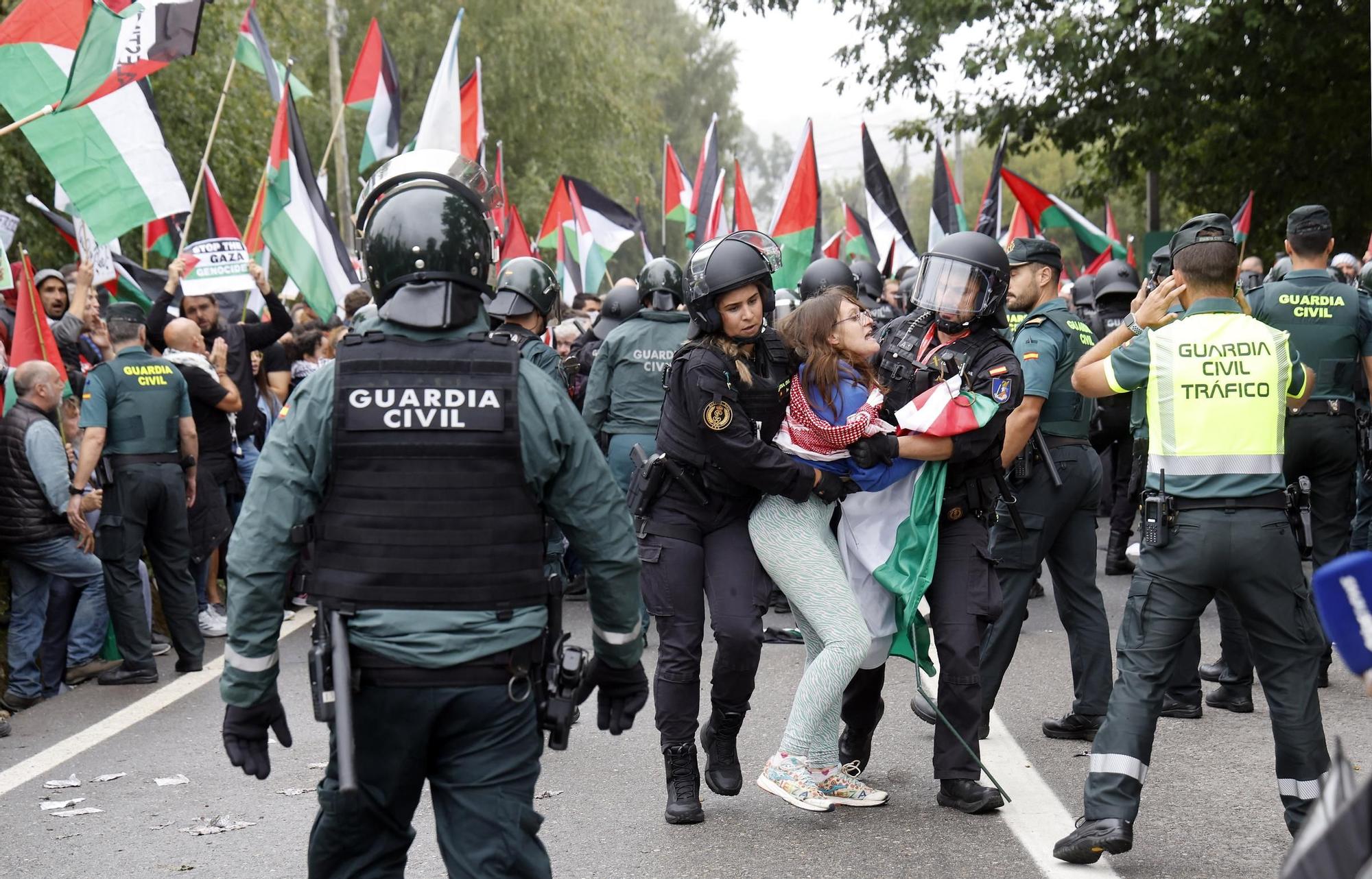 Concentraciones contra el equipo de Israel por el genocidio en Gaza durante el paso de La Vuelta por Pontevedra