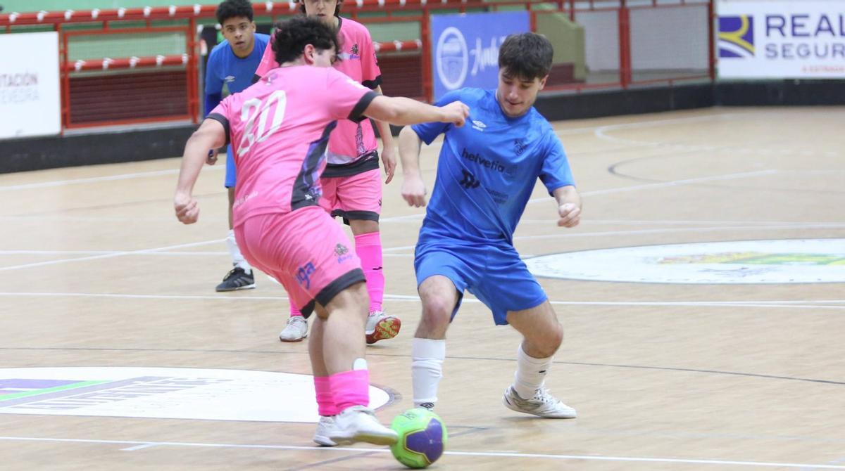 Pincho disputa un balón, ayer, en el Inversia-Nauga jugado en el Coto Ferreiro de A Estrada. | BERNABÉ/AMANDA CASTRO