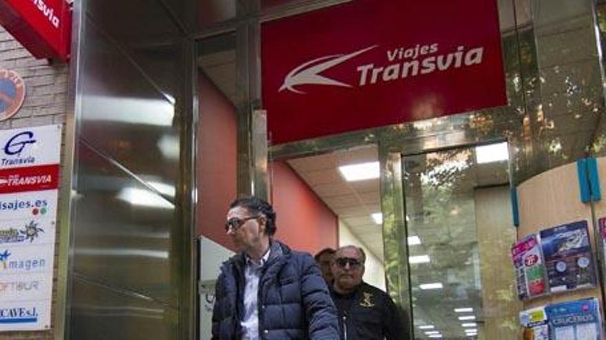 El propietario de Transvia abandona las oficinas.