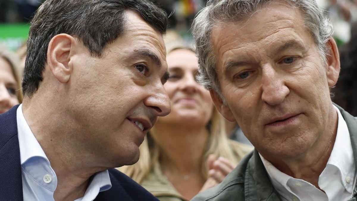 El presidente del PP, Alberto Núñez Feijóo, junto al presidente de Andalucía, Juanma Moreno.