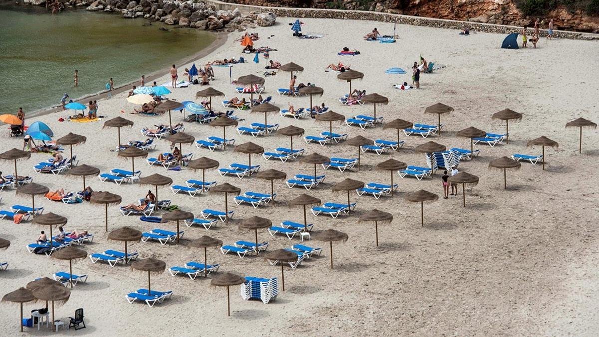 La Cala en Porter de Menorca, con multitud de hamacas vacías por la falta de turistas, el 29 de julio