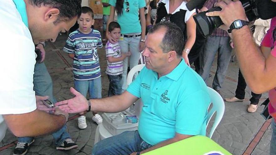 Medición de glucosa en uno de los actos organizados por Adigrán en la capital grancanaria por el Día Mundial de la Diabetes.