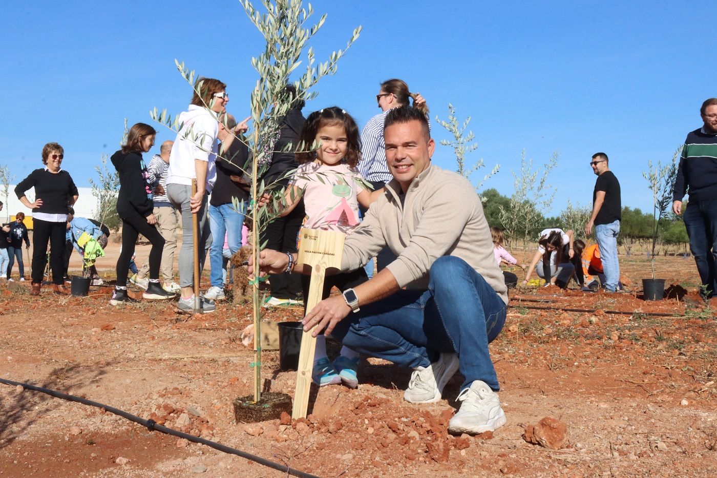 Vecinos y empresas de Onda planta árboles para el bosque olímpico