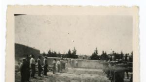 ATENAS, 05/03/2026.- El Gobierno griego presentó este jueves 13 fotografías que muestran el fusilamiento de 200 prisioneros griegos a manos de los nazis en un campo de tiro de Atenas en 1944, cuya existencia se reveló hace dos semanas al ponerlas a la venta un coleccionista privado. Las fotos son parte de la serie de 262 imágenes que tomó Hermann Hoyer, un militar del Ejército alemán desplegado a finales de 1943 en Grecia durante la ocupación nazi, explicó Lina Mendoni, ministra de Cultura de Grecia, en una rueda de prensa en Atenas. EFE/MINISTERIO DE CULTURA GRIEGO SÓLO USO EDITORIAL/SOLO USO PERMITIDO PARA ILUSTRAR LA NOTICIA QUE APARECE EN EL PIE DE FOTO (CRÉDITO OBLIGATORIO)