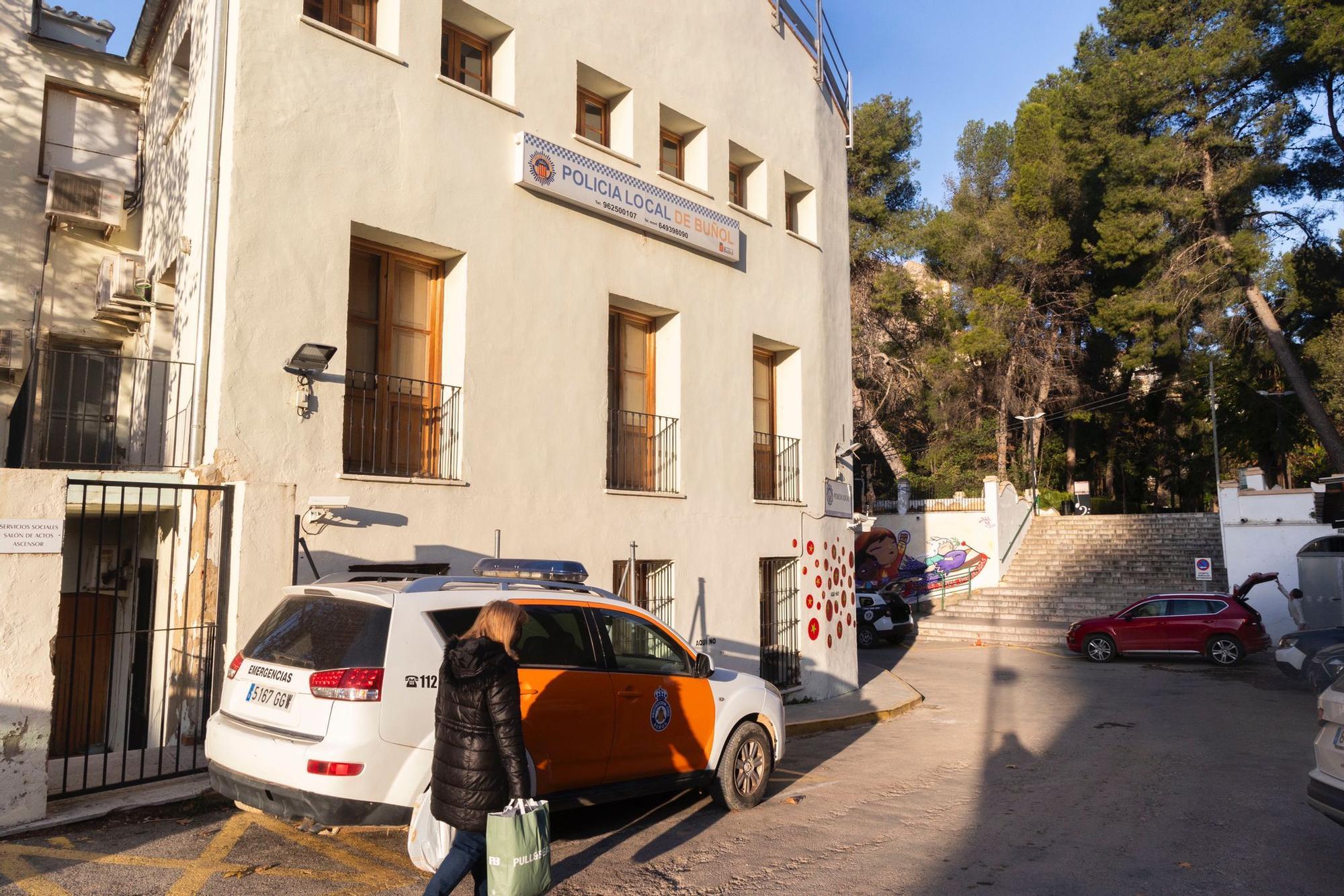 Desalojan la sede de la Policía Local y los Servicios Sociales en Buñol por daños en la cimentación tras la dana
