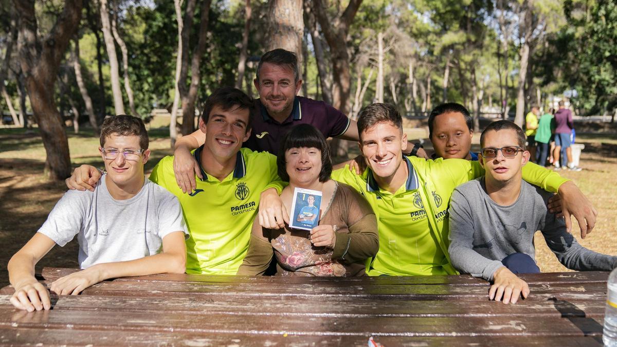 Iker Álvarez, Diego Collado y Pablo Godoy junto a varios usuarios de este centro.