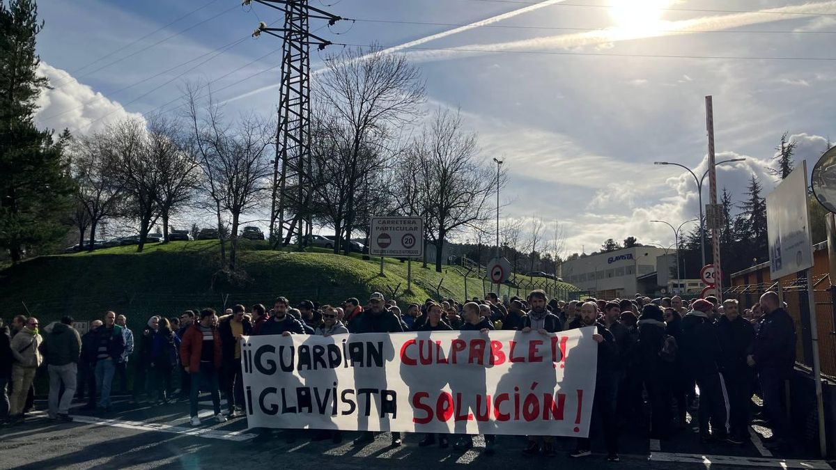 Concentración de trabajadores de Parter Capital Group delante de la fábrica de Glavista en Llodio (Álava).